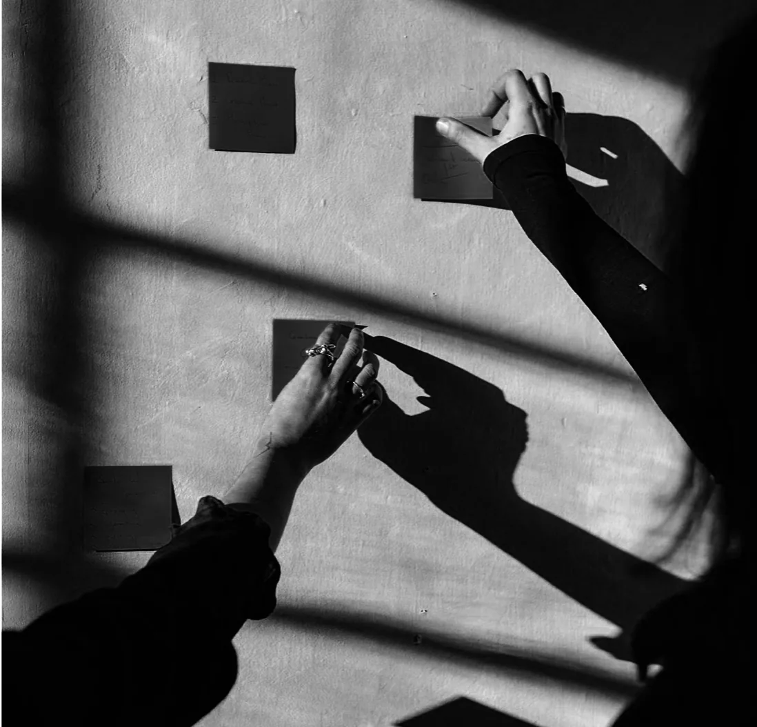 Immagine emozionale di persone che incollano post-it